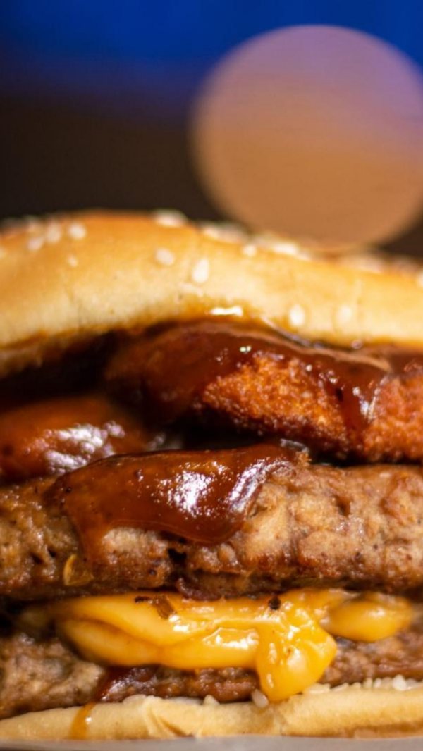 Hamburguesa con doble carne, queso y salsa BBQ de Santas Alitas